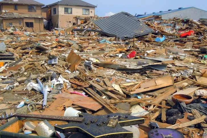 Skala zniszczeń trzęsienia ziemi, które nawiedziło Japonię w 2011 roku