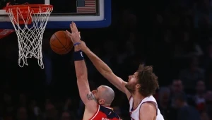 Marcin Gortat w walce z Robinem Lopezem z New York Knicks 