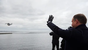  Prezydent RP Andrzej Duda (P) podczas uroczystości z okazji 96. rocznicy zaślubin Polski z morzem w porcie w Pucku