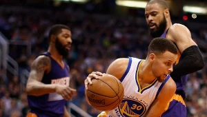 Stephen Curry (z piłką) kontra Tyson Chandler
