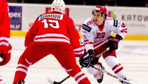 20-letni Patryk Wronka (przy krążku) będzie najmłodszym reprezentantem Polski na turnieju w Budapeszcie.