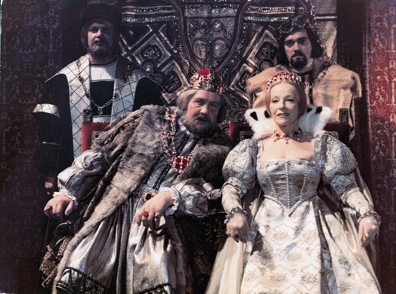 Zygmunt I Stary (Zdzisław Kozień), Bona Sforza (Aleksandra Śląska) — kadr z serialu "Królowa Bona".