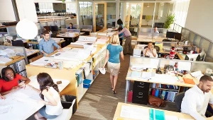 Nikt nie zauwazył, że urzędnik nie stawia się w pracy; zdj. ilustracyjne