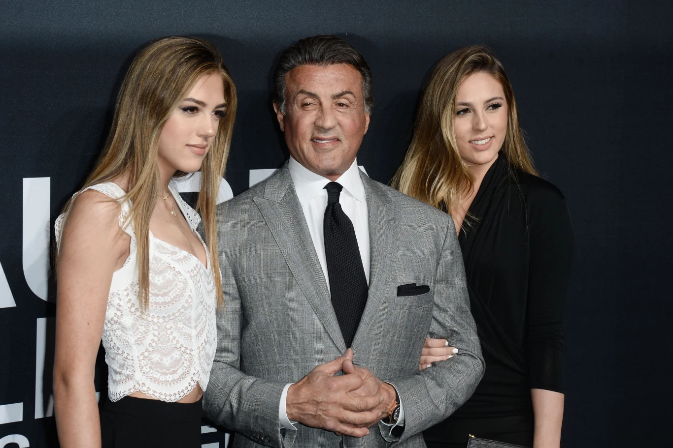 Na prezentacji nowej kolekcji marki Yves Saint Laurent Sylvester Stallone pojawił się w towarzystwie pięknych sióstr. Sistine i Sophie to córki hollywoodzkiego gwiazdora. Sistine (L) ma 17 lat, Sophie (P) jest starsza o dwa lata.