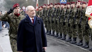 Minister obrony narodowej Antoni Macierewicz w Dębowcu na Śląsku Cieszyńskim podczas uroczystości upamiętniających pierwszy zrzut Cichociemnych