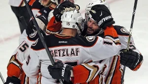 Ryan Getzlaf świętuje z kolegami zwycięstwo nad Chicago Blackhawks