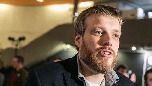 Czarujący czy "cham"?