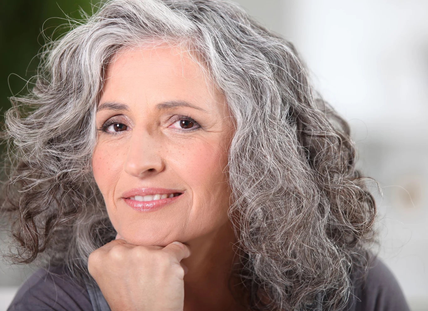 Naturalna siwizna z odpowiednim tonowaniem pasuje do każdej karnacji, ale najlepiej sprawdza się u kobiet, które chcą podkreślić swoją naturalną urodę i cenią sobie prostotę oraz elegancję