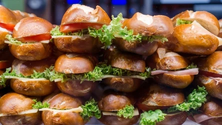 ​Polacy ciągle dodają to do kanapek. Dietetyk ostrzega: to najgorszy wybór