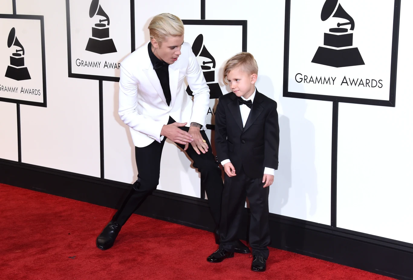 Podczas gali Grammy Justin Bieber zdobył swoją pierwszą statuetkę za swój udział w piosence "Where Are Ü Now" Skrillexa i Diplo