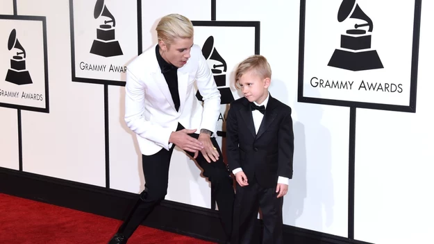 Podczas gali Grammy Justin Bieber zdobył swoją pierwszą statuetkę za swój udział w piosence "Where Are Ü Now" Skrillexa i Diplo