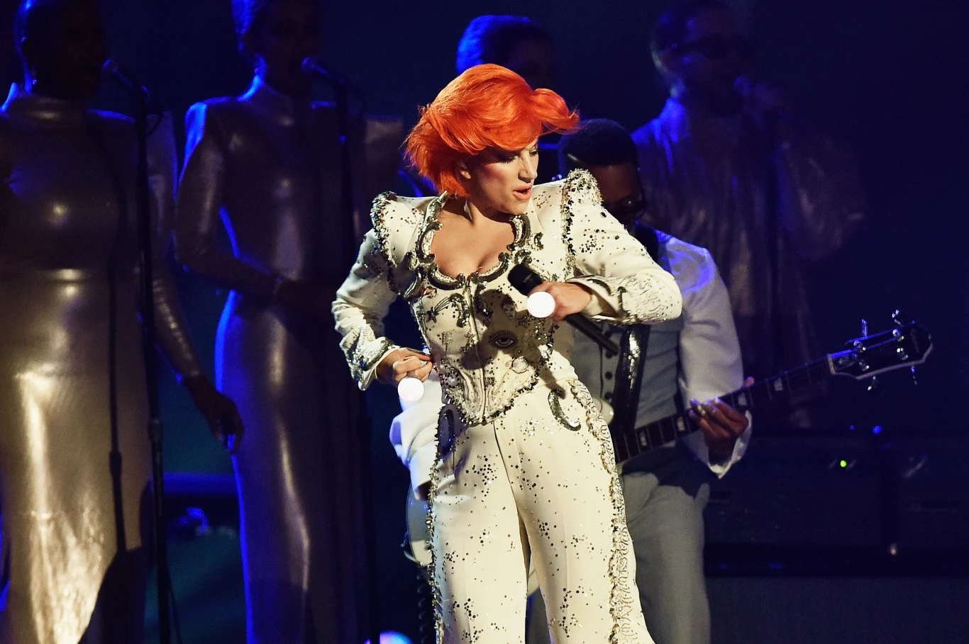 Podczas gali Grammy 2016 organizatorzy oddali hołd zmarłym niedawno muzykom. Lady Gaga przypomniała postać Davida Bowie