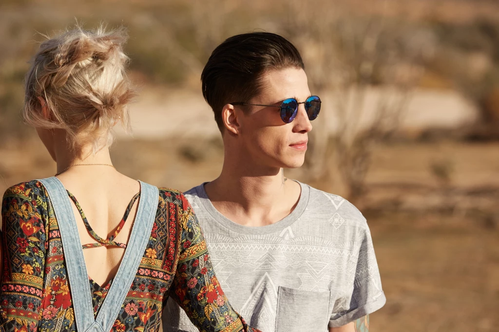 Kolekcja H&M Loves Coachella to linia kultowych elementów, które uosabiają festiwalową lekkość i radość. Zamiast dopasowywać, mieszamy różne elementy garderoby – niech króluje wolność i swoboda Kolekcja H&M Loves Coachella to linia kultowych elementów, które uosabiają festiwalową lekkość i radość. Zamiast dopasowywać, mieszamy różne elementy garderoby – niech króluje wolność i swoboda