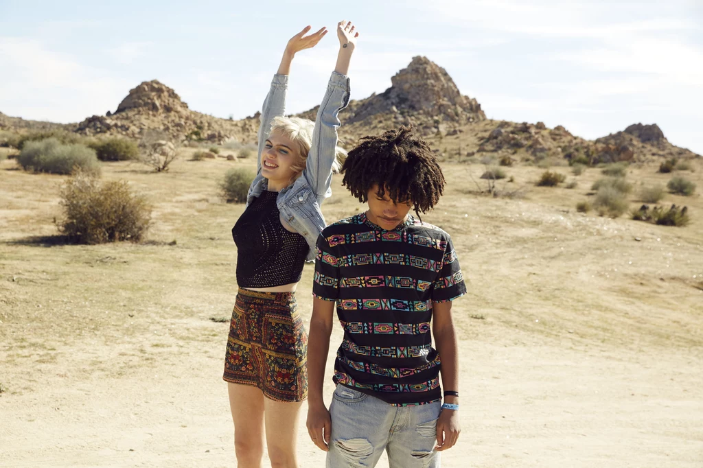 Kolekcja H&M Loves Coachella to linia kultowych elementów, które uosabiają festiwalową lekkość i radość. Zamiast dopasowywać, mieszamy różne elementy garderoby – niech króluje wolność i swoboda Kolekcja H&M Loves Coachella to linia kultowych elementów, które uosabiają festiwalową lekkość i radość. Zamiast dopasowywać, mieszamy różne elementy garderoby – niech króluje wolność i swoboda