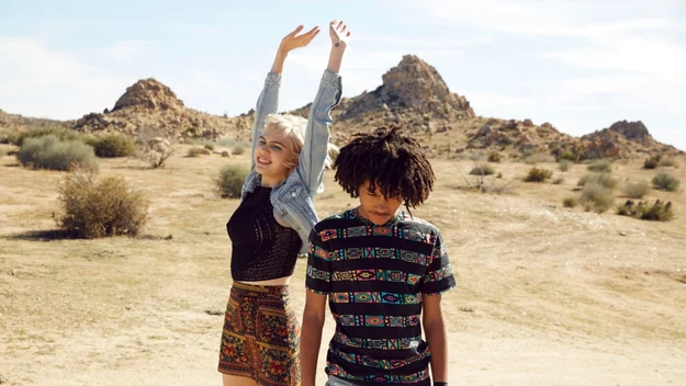 Kolekcja H&M Loves Coachella to linia kultowych elementów, które uosabiają festiwalową lekkość i radość. Zamiast dopasowywać, mieszamy różne elementy garderoby – niech króluje wolność i swoboda