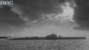 Okręt podwodny "Żbik" na redzie