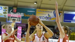 Ewelina Kobryn (z piłką)