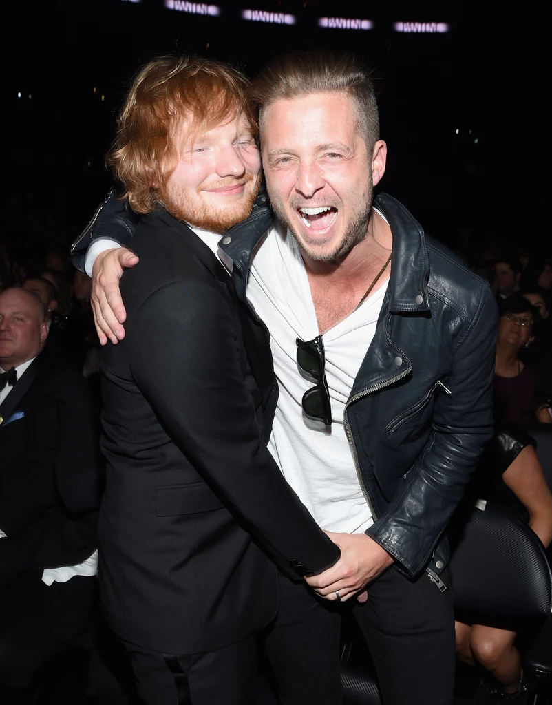 Ed Sheeran i jego "żarty" na gali Grammy 2016 (ściskany Ryan Tedder z OneRepublic)