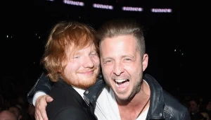 Ed Sheeran i jego "żarty" na gali Grammy 2016 (ściskany Ryan Tedder z OneRepublic)