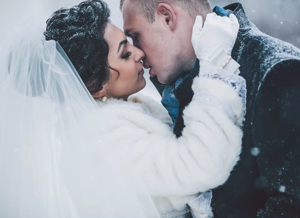 Ślub w zimowej scenerii jest wyjątkowo romantyczny