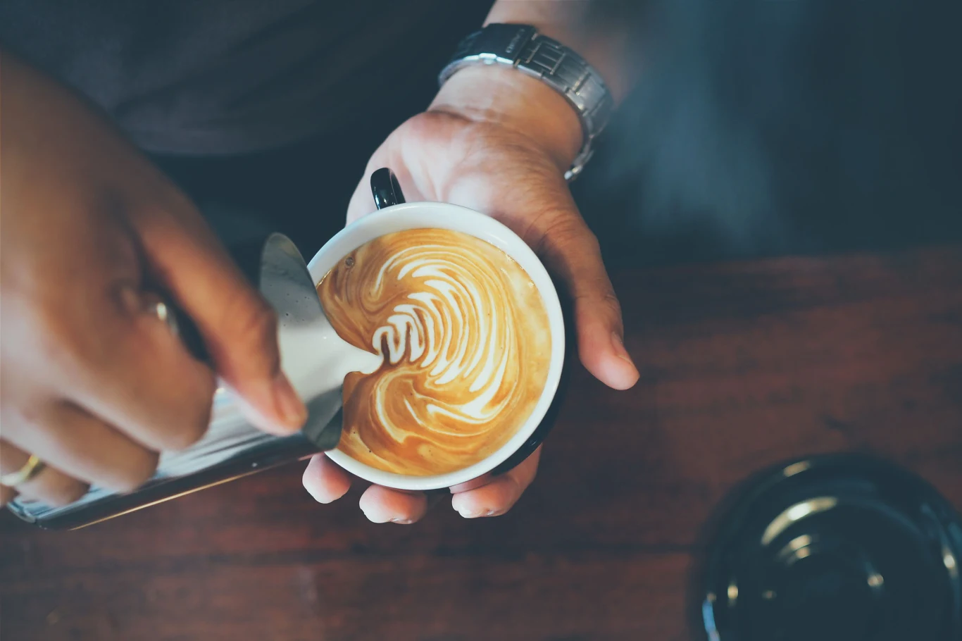 Kawa ze śmietanką lub sztucznymi zabielaczami może łatwo zniweczyć twoje dietetyczne starania