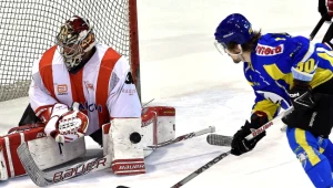 Rafał Radziszewski (L) z Comarch Cracovii broni po strzale Jewgienija Łymanskiego