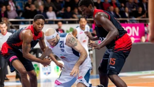 Zawodnik MKS Dąbrowa Górnicza Przemysław Szymański (C) oraz Damontre Harris (L) i Cheikh Mbodj (P) z Energa Czarni Słupsk podczas meczu w ćwierćfinale turnieju finałowego Pucharu Polski koszykarzy