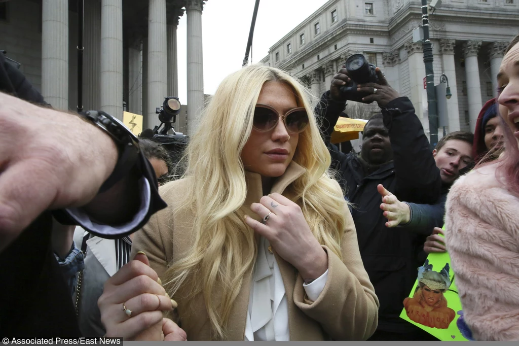 Kesha opuszcza budynek sądu w Nowym Jorku