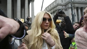 Kesha opuszcza budynek sądu w Nowym Jorku