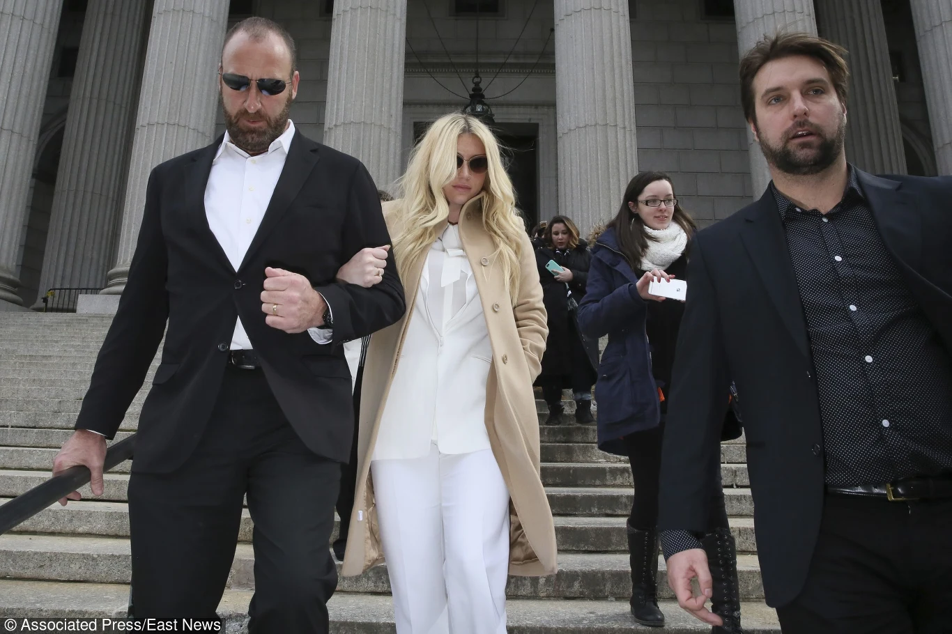 Kesha po wyjściu z sądu Kesha po wyjściu z sądu