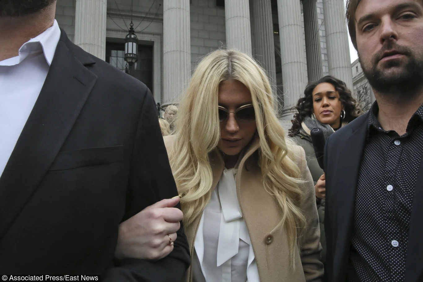 Kesha po wyjściu z sądu Kesha po wyjściu z sądu