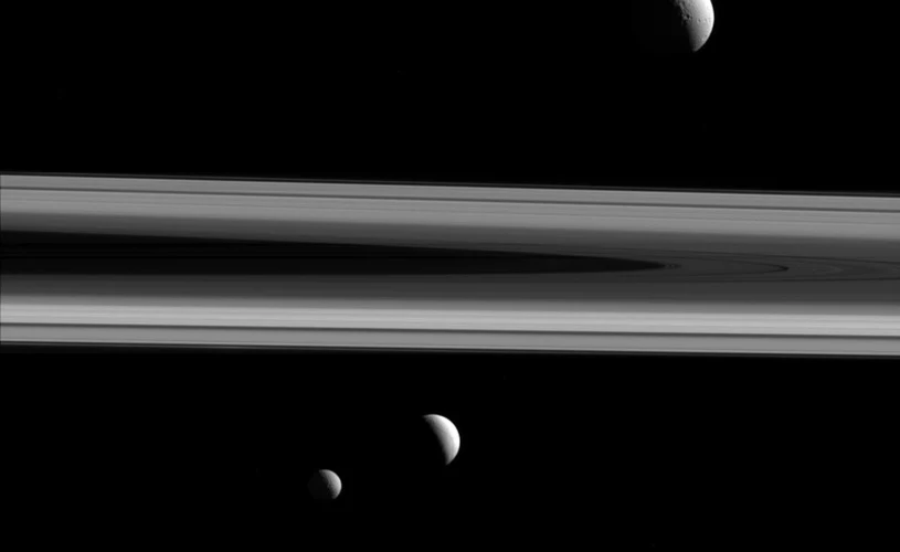 Mimas (od lewej), Enceladus i Tetyda w obiektywie sondy Cassini