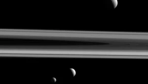 Mimas (od lewej), Enceladus i Tetyda w obiektywie sondy Cassini