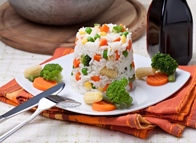 Ryż z warzywami podany w zaskakującej formie 