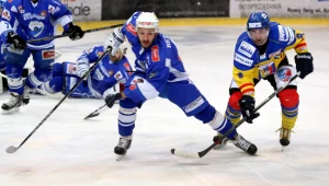 Hokeiści Unii Oświęcim (niebieskie stroje) pokonali TatrySki Podhale Nowy Targ 