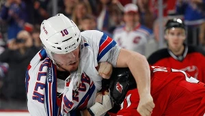 Siergiej Kalinin (z prawej) bije się z J.T Millerem