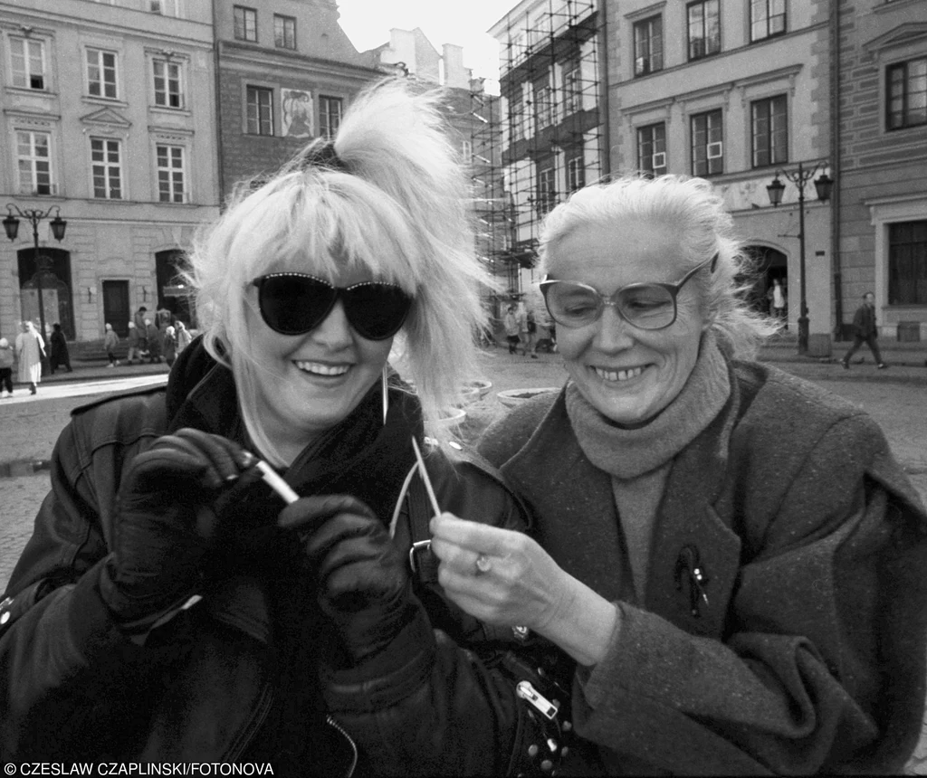 Agnieszka Osiecka poetka , pisarka , autorka tekstow piosenek i Maryla Rodowicz wokalistka fot. Czeslaw Czaplinski/FOTONOVA