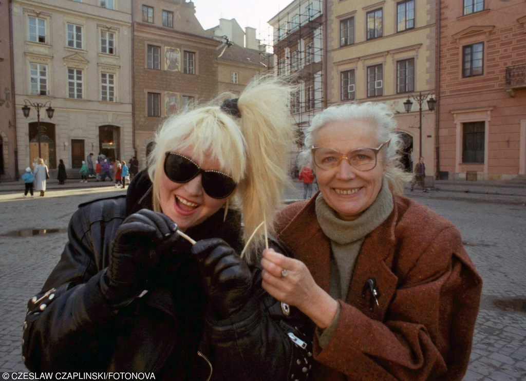 Agnieszka Osiecka poetka , pisarka , autorka tekstow piosenek i Maryla Rodowicz wokalistka fot. Czeslaw Czaplinski/FOTONOVA 