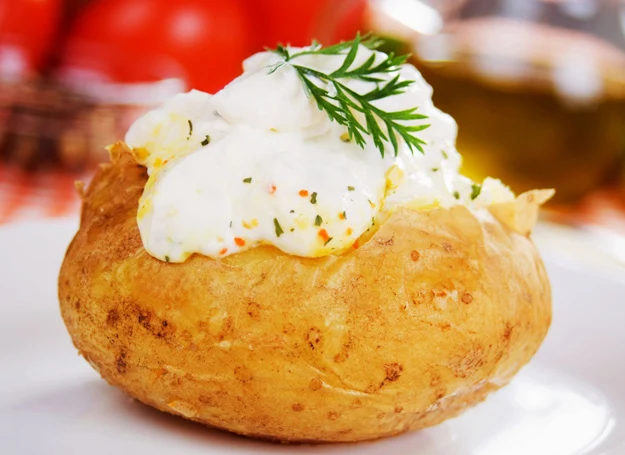 Dodatek białka (np. jogurtu twarożku) lub zdrowego tłuszczu (np. oliwy lub orzechów) sprawi, że posiłek zawierający węglowodany będzie miał niższy ładunek glikemiczny  