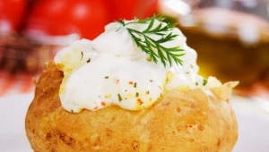 Dodatek białka (np. jogurtu twarożku) lub zdrowego tłuszczu (np. oliwy lub orzechów) sprawi, że posiłek zawierający węglowodany będzie miał niższy ładunek glikemiczny