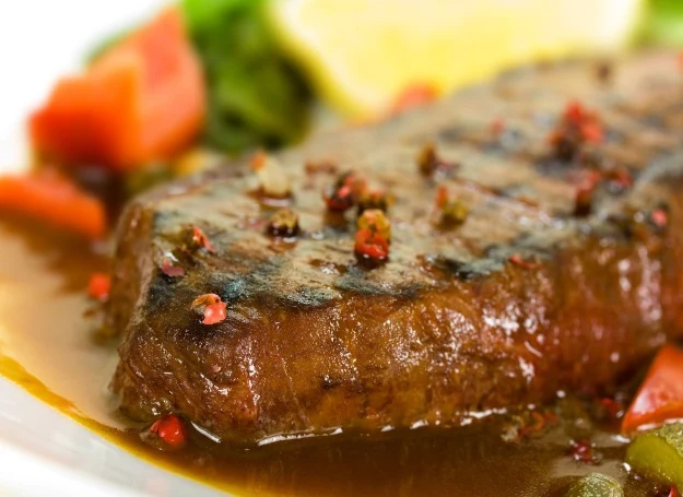 Schab po morawsku pieczemy w zalewie piwnej. Dzięki temu ma oryginalny smak