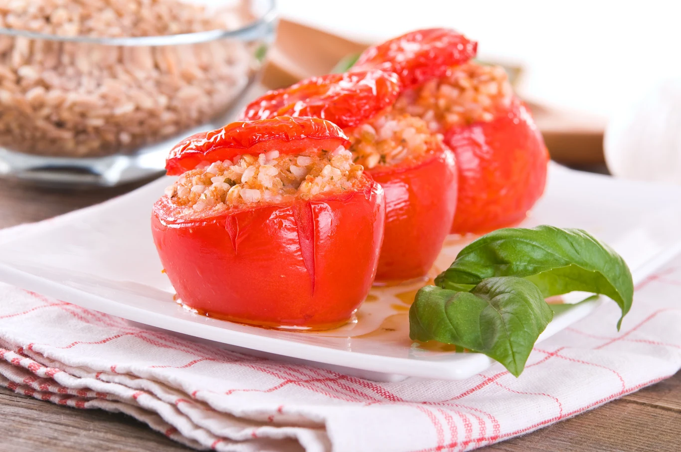 Faszerowane pomidory to pyszne danie, które zachwyci każdego Faszerowane pomidory to pyszne danie, które zachwyci każdego