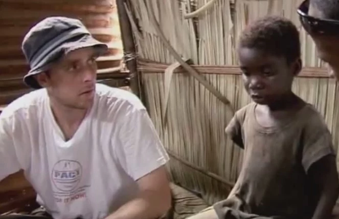 Gary w 2009 roku w Nigerii rozmawiał z dziewczynką, która została wyrzucona z domu, bo jej rodzina wierzyła, że jest czarownicą. Gary w 2009 roku w Nigerii rozmawiał z dziewczynką, która została wyrzucona z domu, bo jej rodzina wierzyła, że jest czarownicą.