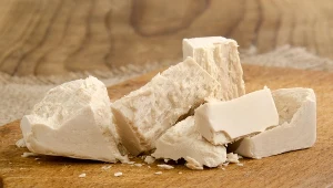 Do przygotowania domowej maseczki z drożdży potrzebujesz jedynie dwóch składników: drożdży oraz odrobinę ciepłego mleka