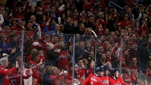 Aleksander Owieczkin (w środku) wiwatuje z całą halą i przyjaciółmi. Z lewej T.J. Oshie #77, z prawej Matt Niskanen #2. 