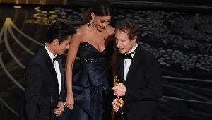 Laszlo Nemes odbiera Oscara za film "Syn Szawła". Złotą statuetkę wręczyli Sofia Vergara i Byung-hun Lee