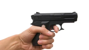 22-latek na salon gier uzbrojony w zabawkowy pistolet i kominiarkę