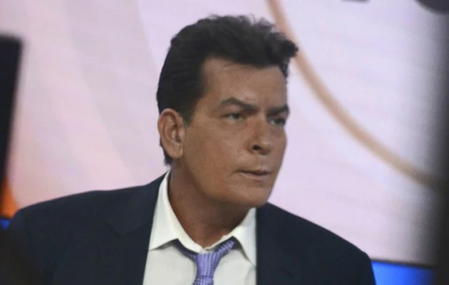 Charlie Sheen znalazł winnych swojej choroby?