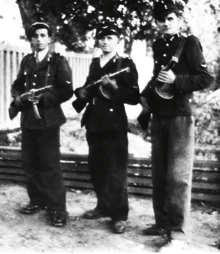 Zbigniew Paliwoda "Jur" (z prawej) - uczestnik rozbicia więzienie św. Michała (fot. z książki "Bohaterskie akcje Żołnierzy Wyklętych" Zbigniew Paliwoda "Jur" (z prawej) - uczestnik rozbicia więzienie św. Michała (fot. z książki "Bohaterskie akcje Żołnierzy Wyklętych"