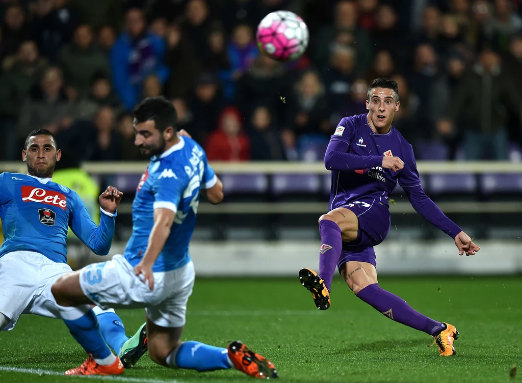 Piłkarz Fiorentiny Cristian Tello strzela na bramkę Napoli